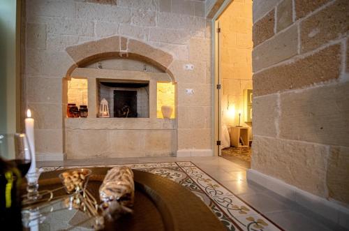 Habitación grande con pared de piedra y chimenea. en MIOE, en Muro Leccese