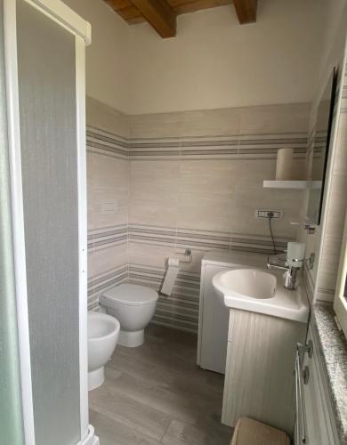 a bathroom with a toilet and a bidet and a sink at Aristea Case Vacanza in Cirella