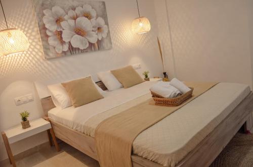 een slaapkamer met een groot bed in een kamer bij Vel Boutique Suites in Agia Galini