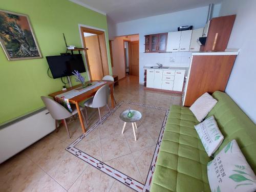 TV a/nebo společenská místnost v ubytování VeLun apartmani