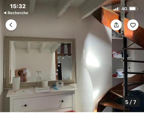 - un salon avec un miroir et une commode dans l'établissement Cosy appartement quartier Latin Rue Mouffetard, à Paris