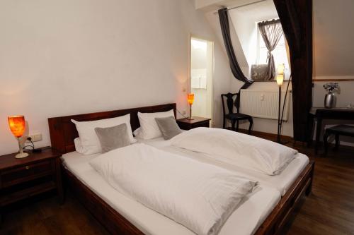 Ein Bett oder Betten in einem Zimmer der Unterkunft Hotel Klostermühle Siebenborn