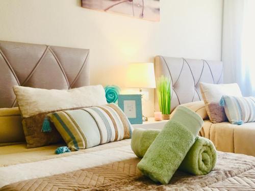 Habitación con cama con almohadas y sofá en Lovely New Home en Granada