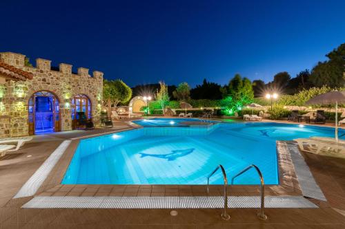 a swimming pool in a resort at night at Casa Loma in Triánta