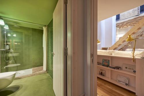 bagno con doccia, lavandino e servizi igienici di Cais Urban Lodge a Lisbona