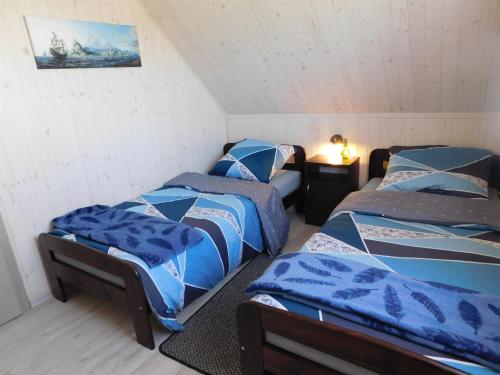 Ένα ή περισσότερα κρεβάτια σε δωμάτιο στο Domki letniskowe Oaza 2