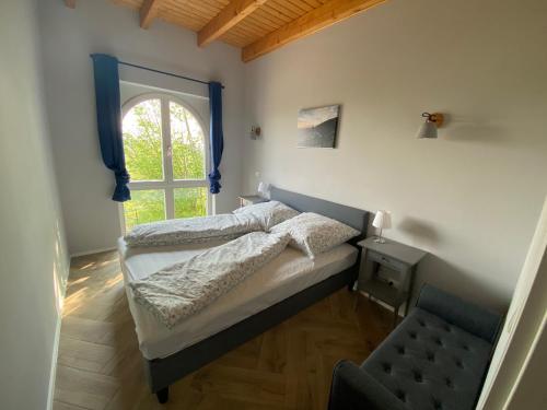 1 dormitorio con cama y ventana en Weinbergshaus mit Blick auf's Wasser, en Salzatal