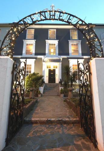 una entrada a una casa blanca con una puerta en The Townhouse, en Falmouth