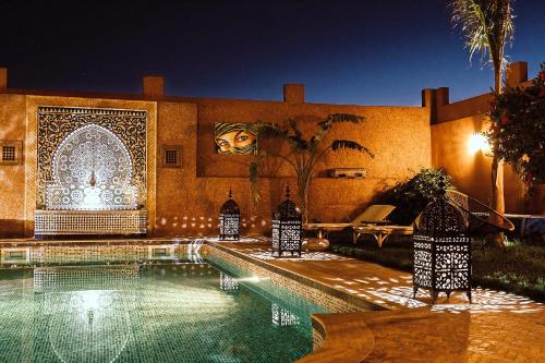 Het zwembad bij of vlak bij Riad SOUS LES ETOILES