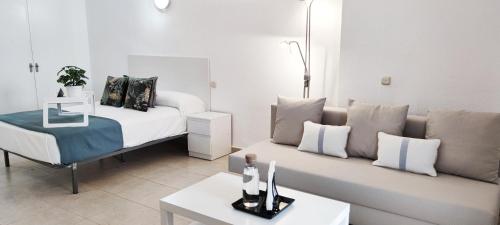 Posteľ alebo postele v izbe v ubytovaní BenalBeach Casa Kito Relax 1ª Linea de Playa