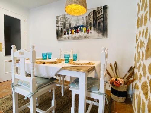 埃爾博斯克的住宿－Apartamento Rural La Leyenda，一间配备有白色桌椅的用餐室