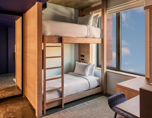 מיטה או מיטות קומותיים בחדר ב-Radio Hotel