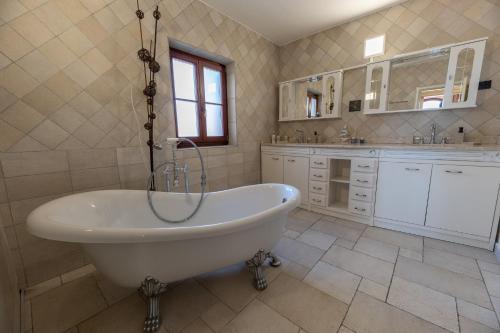 uma grande casa de banho com banheira e lavatório em Villa Tiffany&more em Barić Draga
