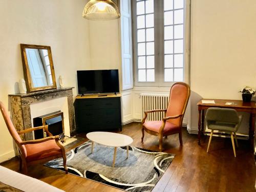 Μια τηλεόραση ή/και κέντρο ψυχαγωγίας στο Hôtel Particulier CHÂTEAU DES MARAIS Proximité et vue sur le Lac de Grand lieu