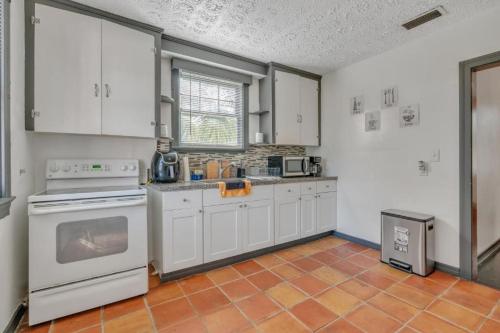 A kitchen or kitchenette at Comfy pet friendly home in Jacksonville mins to downtown’s