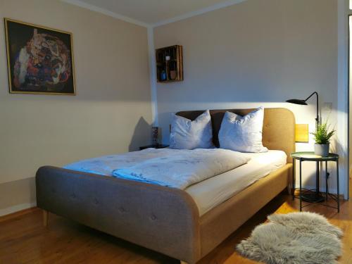 コンスタンツにあるGala Ferienwohnung in Konstanzのベッドルーム1室(白いシーツと枕のベッド1台付)