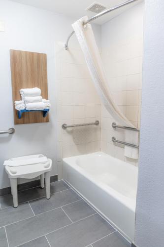 Ένα μπάνιο στο Microtel Inn & Suites by Wyndham Kingsland Naval Base I-95