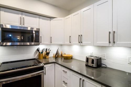 Dapur atau dapur kecil di Magog Condo by Revelstoke Vacations