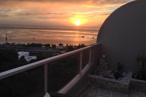 zachód słońca z balkonu ośrodka w obiekcie Punauia Quiet apartment with sea view w mieście Punaauia
