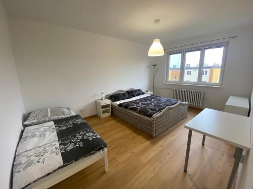 1 dormitorio con 1 cama y 1 mesa en una habitación en Apartment Šimon II., en Františkovy Lázně
