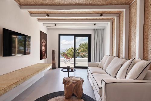 Hill Club Naxos