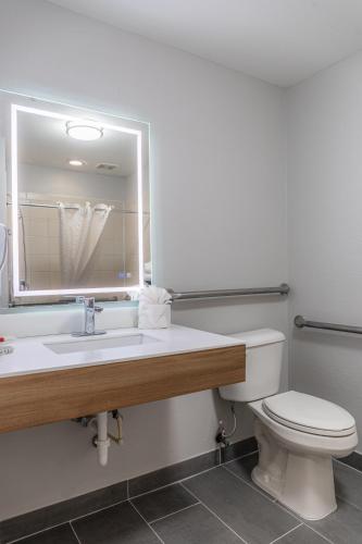 Ένα μπάνιο στο Microtel Inn & Suites by Wyndham Kingsland Naval Base I-95