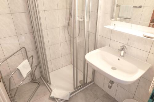 y baño con ducha y lavamanos. en Gasthof Pension Pichlernwirt, en Himmelberg