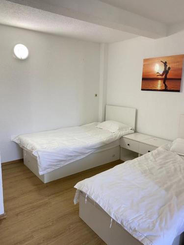 um quarto com duas camas e um quadro na parede em Panda Royal Klettgau em Klettgau