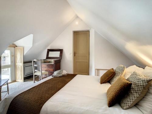 a bedroom with a large bed in a attic at Le Chat Qui Veille in Bayeux