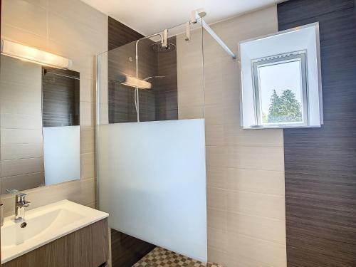 La salle de bains est pourvue d'un lavabo et d'un miroir. dans l'établissement Le Chat Qui Veille, à Bayeux