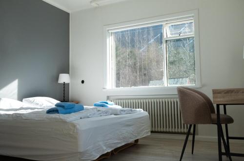 Un pat sau paturi într-o cameră la The Guesthouse by the Fjord