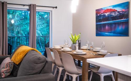 Χώρος καθιστικού στο Alpine Escape by Revelstoke Vacations