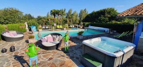 - une piscine avec bain à remous dans la cour dans l'établissement Logis Hôtel Hostellerie Saint-Jacques, à Saint-Saud-Lacoussière