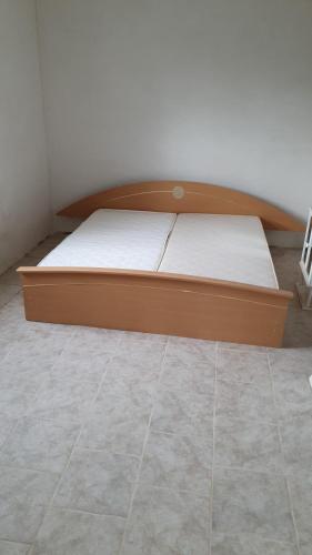 Postel nebo postele na pokoji v ubytování Přivozec 3 pokoje se zahradou