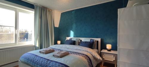 a bedroom with a bed with two towels on it at Kind -& diervriendelijk huisje in De Panne