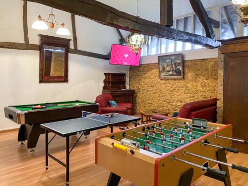 - un salon avec un billard et un baby-foot dans l'établissement Nogapatio - Maison d'Hôtes - BnB, à Nogaro