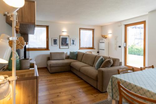 un salon avec un canapé et une table dans l'établissement CASA BEBA - trilocale accogliente, Dolomiti Affitti, à Cavalese