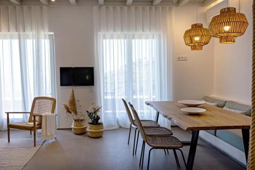 Телевизор и/или развлекательный центр в Villa Erato in Triantaros Tinos
