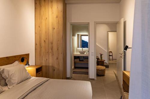 מיטה או מיטות בחדר ב-Villa Erato in Triantaros Tinos
