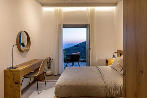 Кровать или кровати в номере Villa Erato in Triantaros Tinos