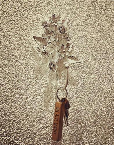 a key chain with a tag on a wall at Ferienwohnung Die Alte Schule in Daun