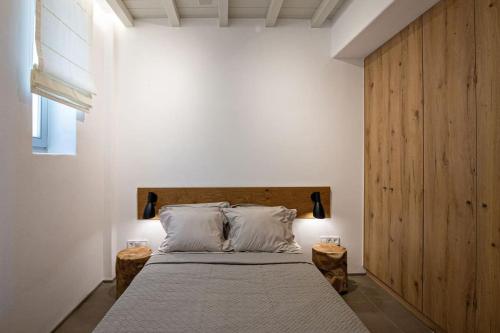 Кровать или кровати в номере Villa Erato in Triantaros Tinos