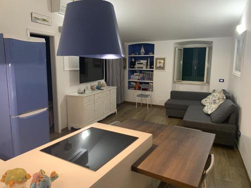ein kleines Wohnzimmer mit einem Sofa und einem Tisch in der Unterkunft Appartamento La casa di Chiara in Porto Azzurro