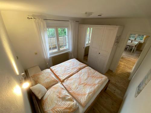 ein kleines Schlafzimmer mit einem Bett und einem Fenster in der Unterkunft AUSZEIT am Steinbichl in Feistritz am Wechsel