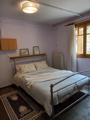 Postel nebo postele na pokoji v ubytování Σπίτι σε ελαιώνα, house in an olive grove