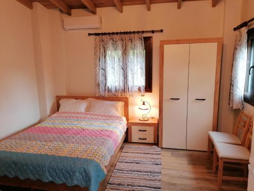 Tempat tidur dalam kamar di Tiny house by the sea