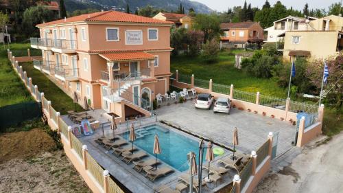 uma vista aérea de uma casa com piscina em Studios Pantelis Corfu em Ipsos