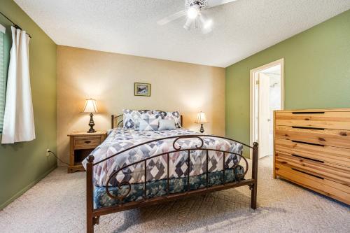 Ein Bett oder Betten in einem Zimmer der Unterkunft Surrey's Oasis