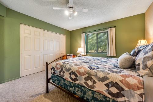 Ein Bett oder Betten in einem Zimmer der Unterkunft Surrey's Oasis