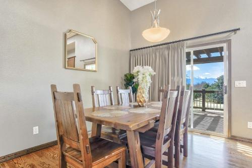 uma sala de jantar com uma mesa, cadeiras e um espelho em NEW 5BR House with Peak Views in Colorado Springs em Colorado Springs